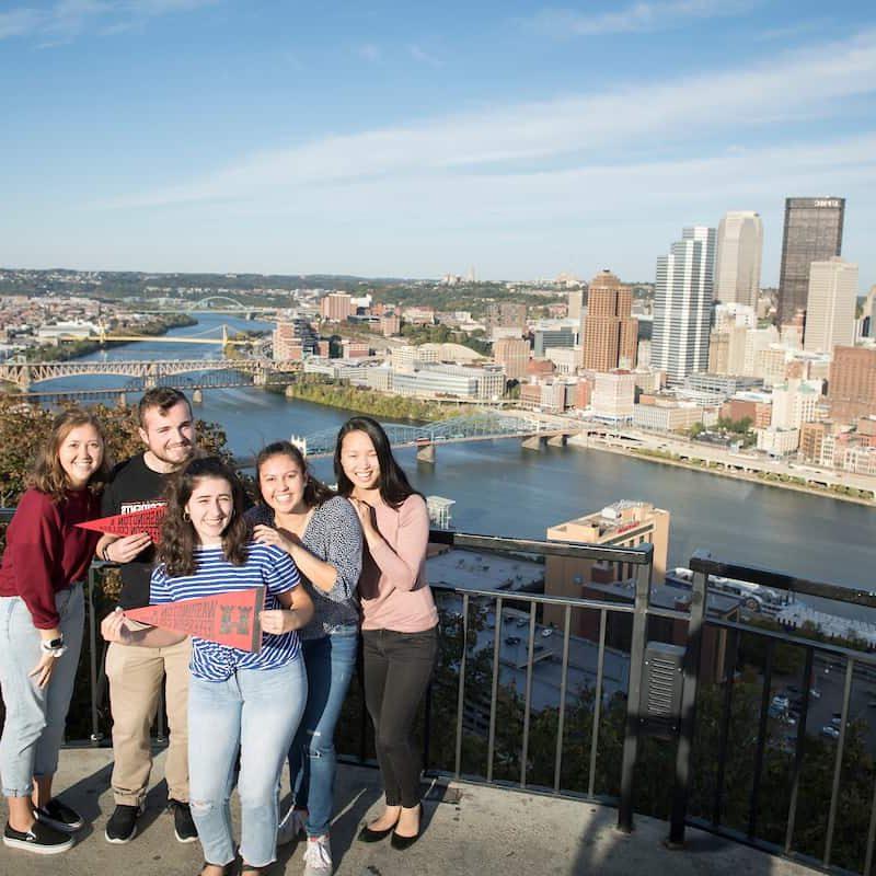 10月21日，学生们在华盛顿山上俯瞰匹兹堡市时摆出了一面三角旗, 2019年在华盛顿的Creosote影响照片拍摄期间 &amp; Jefferson College.